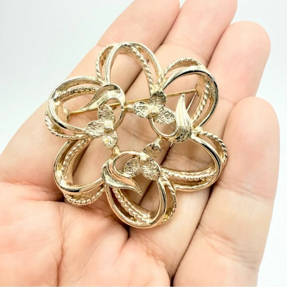 1974 Sarah Coventry Gold Tone Fleurette Brooch